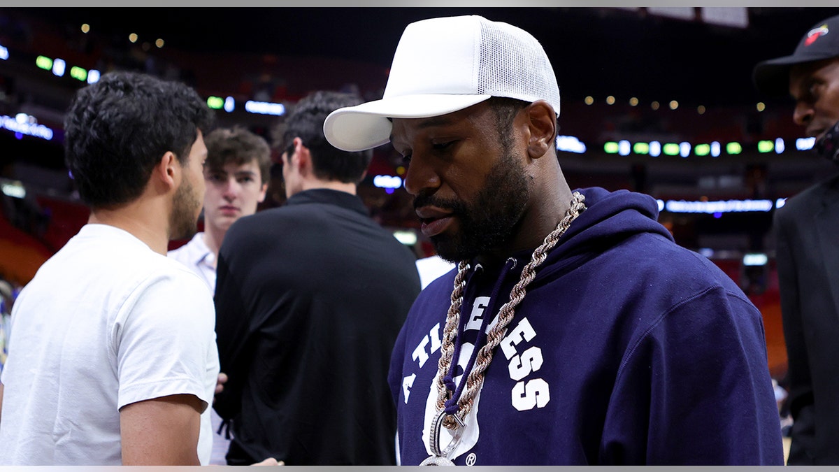 Floyd Mayweather walks courtside