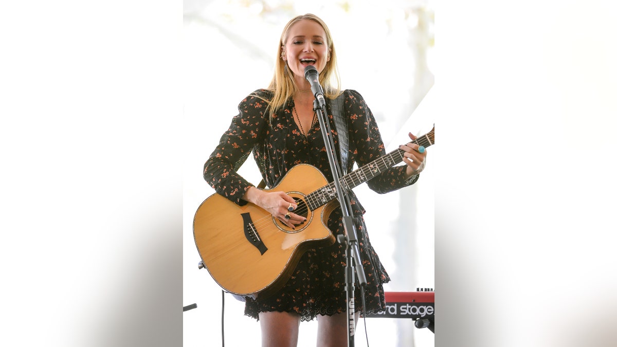 Jewel performing