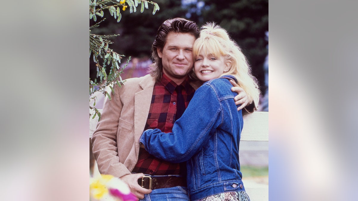 Kurt Russell e Goldie Hawn se abraçando no set de "Ao mar"