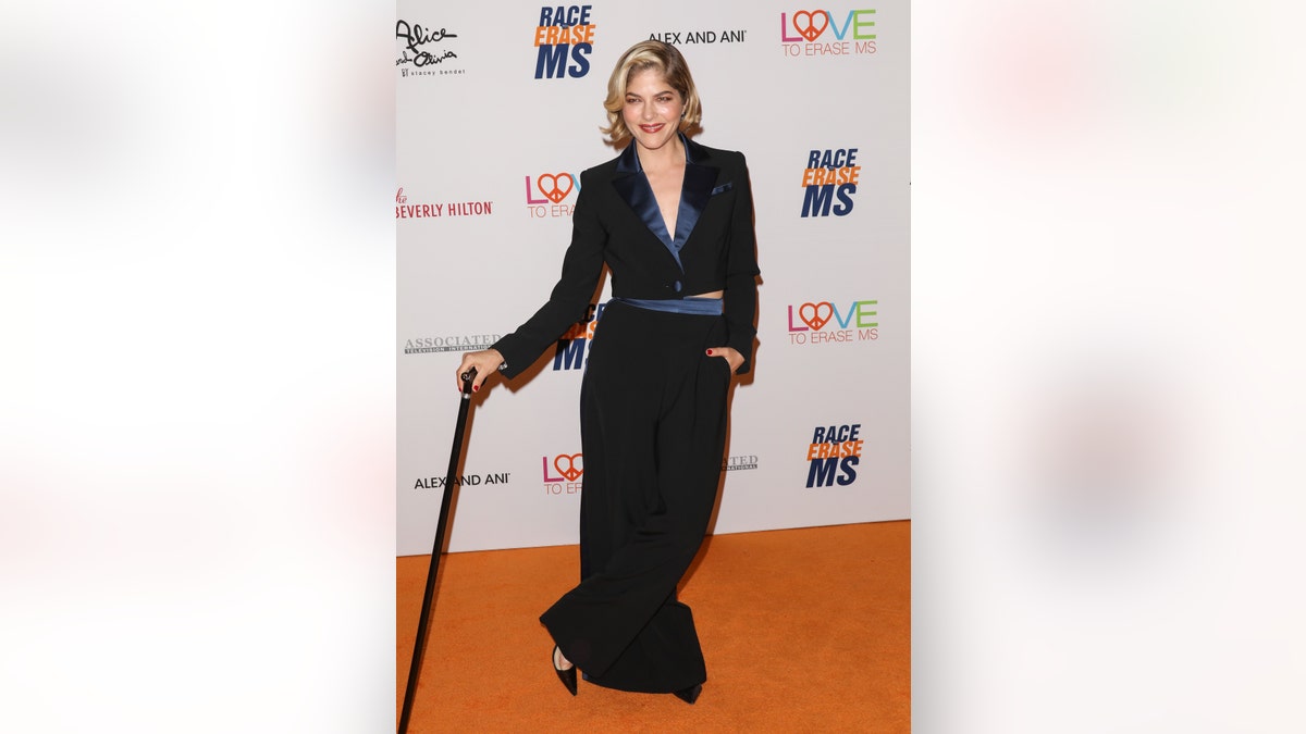 Selma Blair poses with her cane on the red carpet