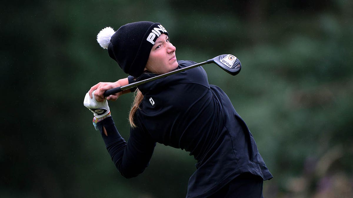 Carla Tejedo plays her tee shot