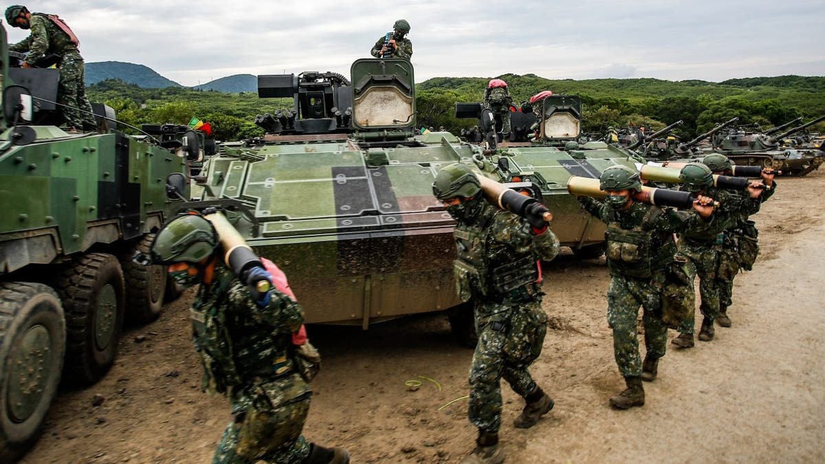 Taiwan soldiers train