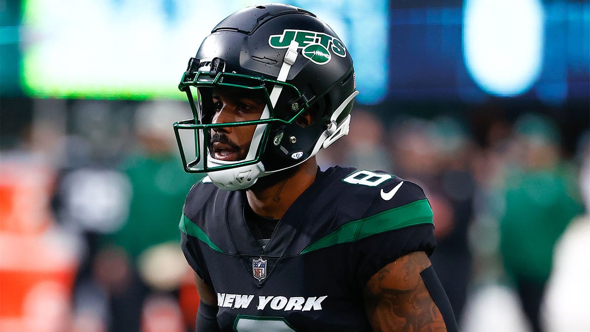 New York Jets WR Elijah Moore plays against the Bears