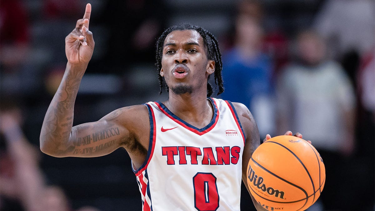 Antoine Davis plays against the Cincinnati Bearcats