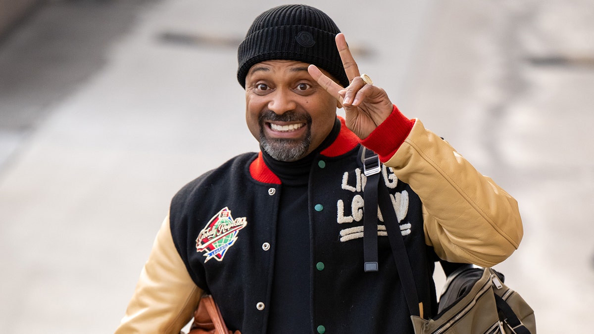 Mike Epps gesturing to fans