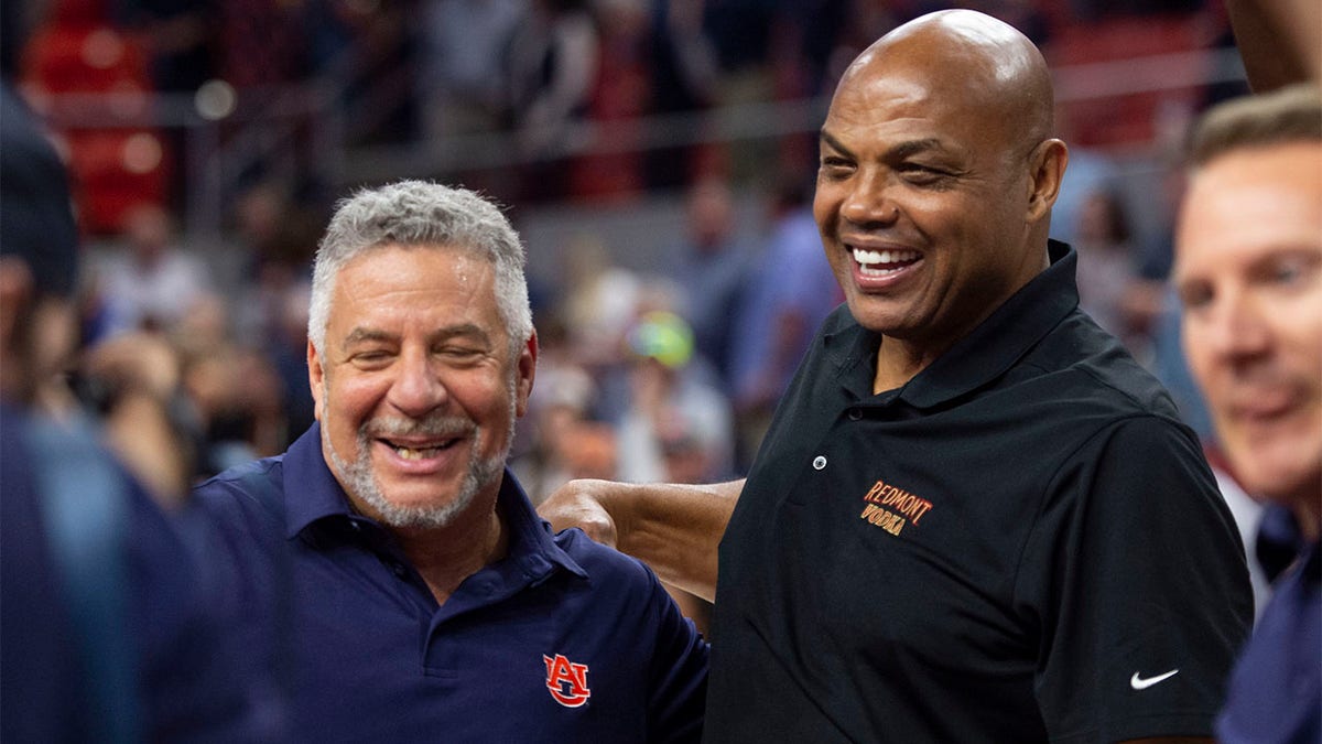 Bruce Pearl talks with Charles Barkley