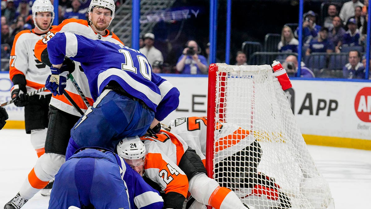 Scrum between the Lightning and Flyers