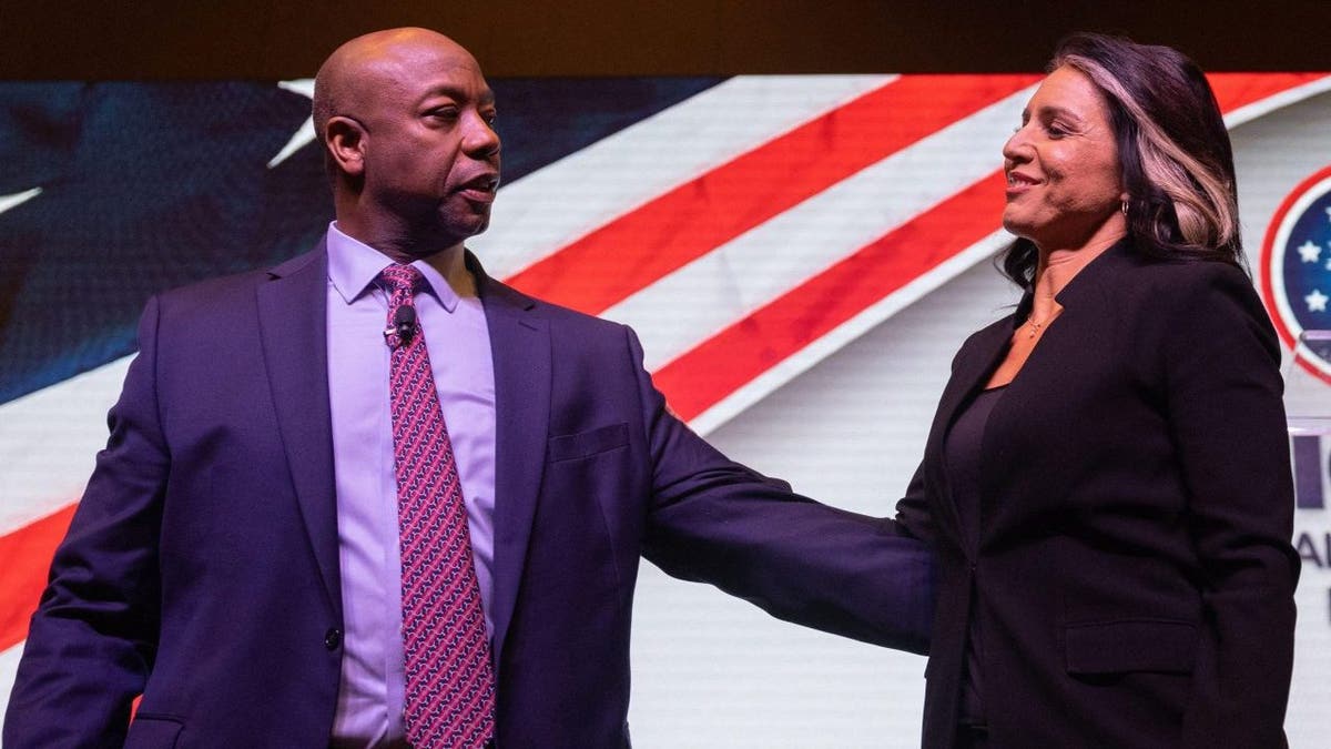 US Senator Tim Scott, R-SC (L) and former US representative Tulsi Gabbard (R)