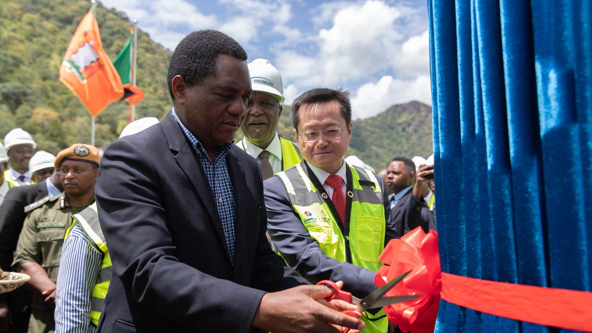 Zambian President Hakainde Hichilema cutting ribbon