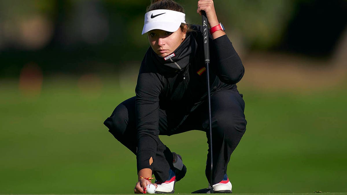 Carla Tejedo putts on the 18th hole