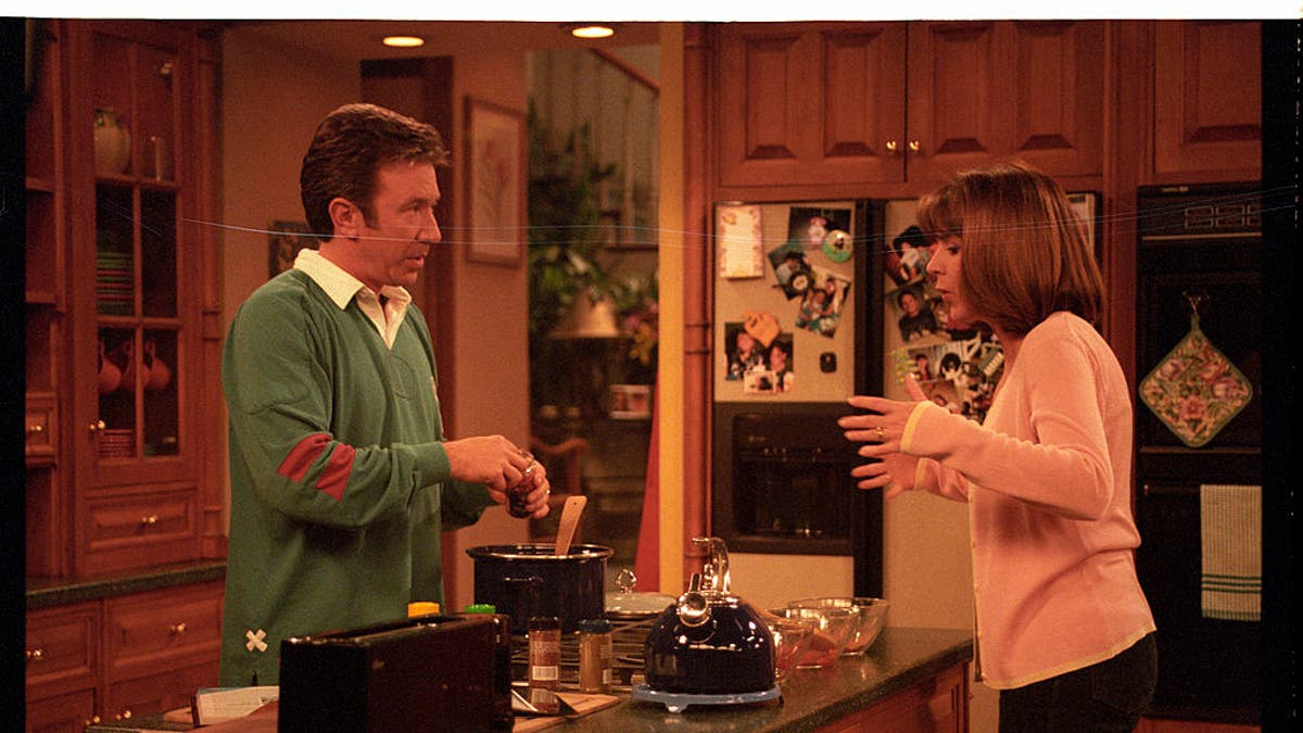 tim allen and patricia richardson talking in kitchen on home improvement