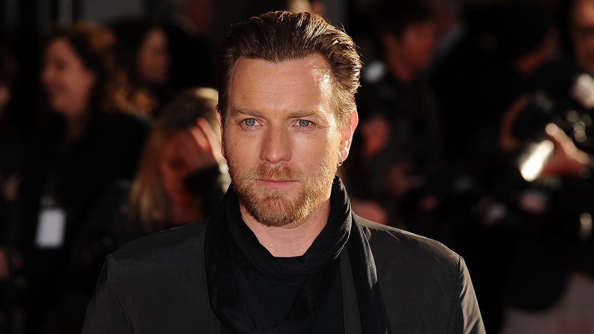 Ewan McGregor in London at the premiere of "Salmon Fishing in the Yemen" wearing a black scarf and jacket