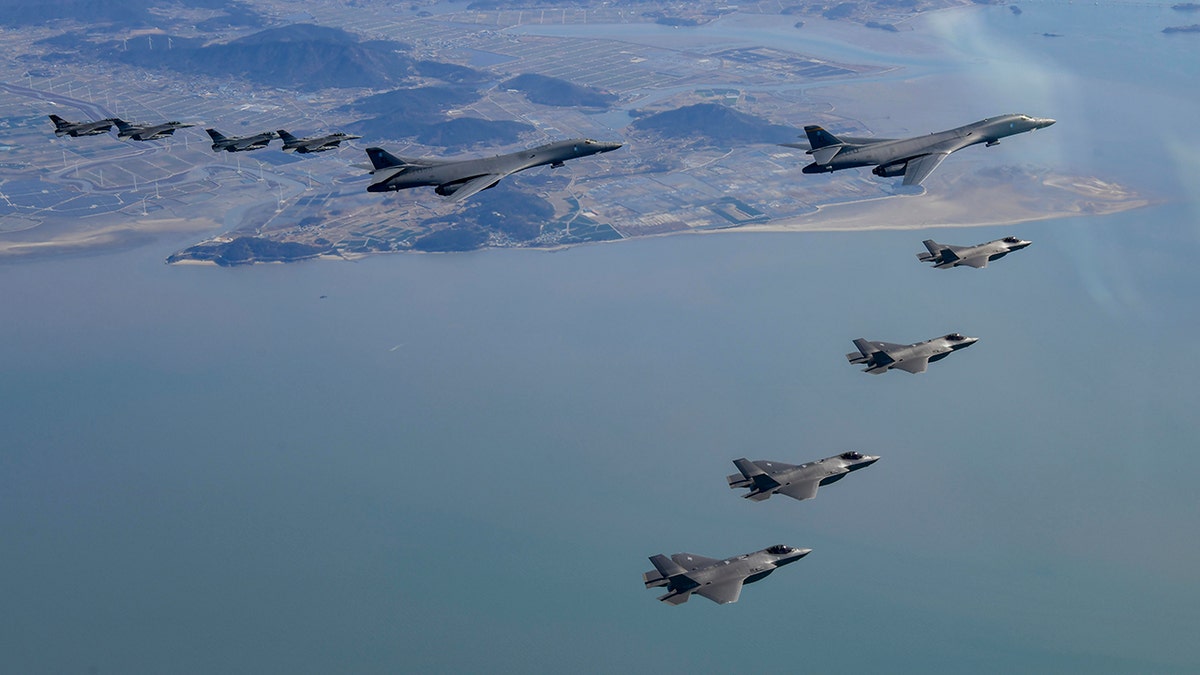 Several U.S. and South Korean warplanes in a joint exercise