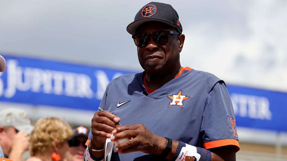 Washington Nationals manager Dusty Baker watches game with bases