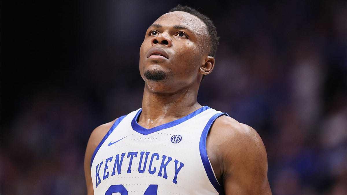 Oscar Tshiebwe plays against Vanderbilt