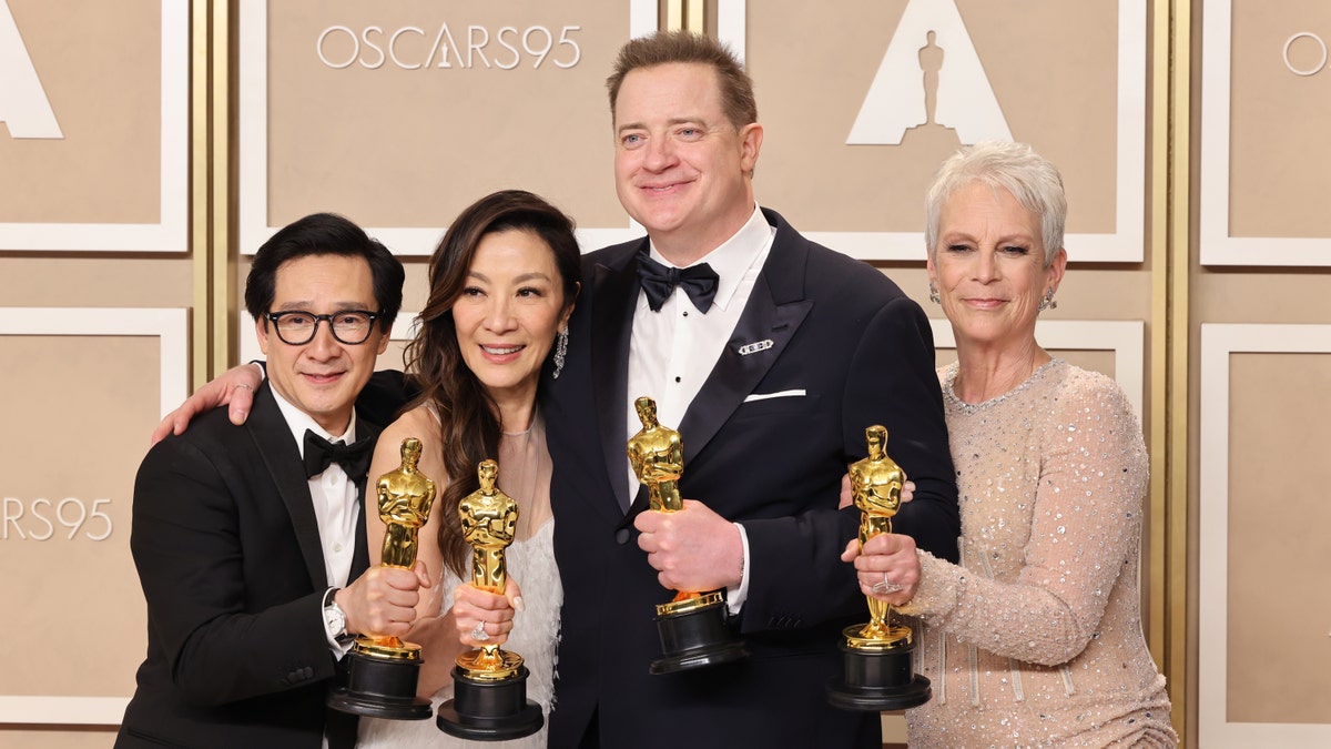 Ke Huy Quan, Michelle Yeoh, Brendan Fraser, Jamie Lee Curtis holding their Oscars
