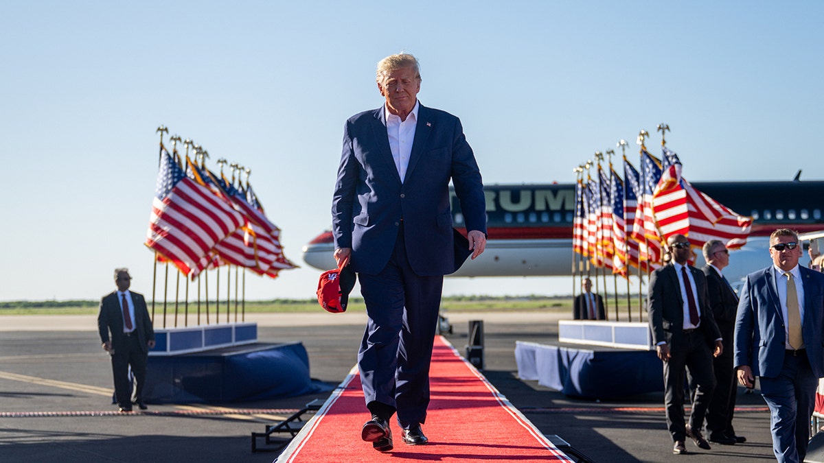 Trumps walks to Waco rally 