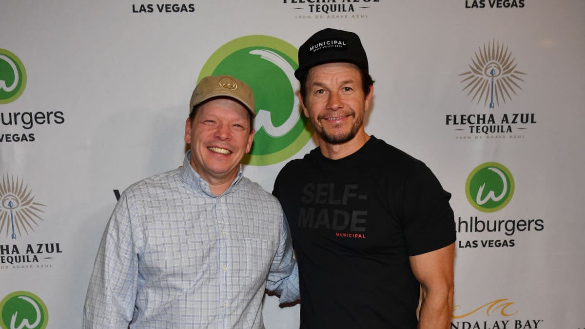 mark wahlberg with his brother paul at the wahlburgers vegas opening