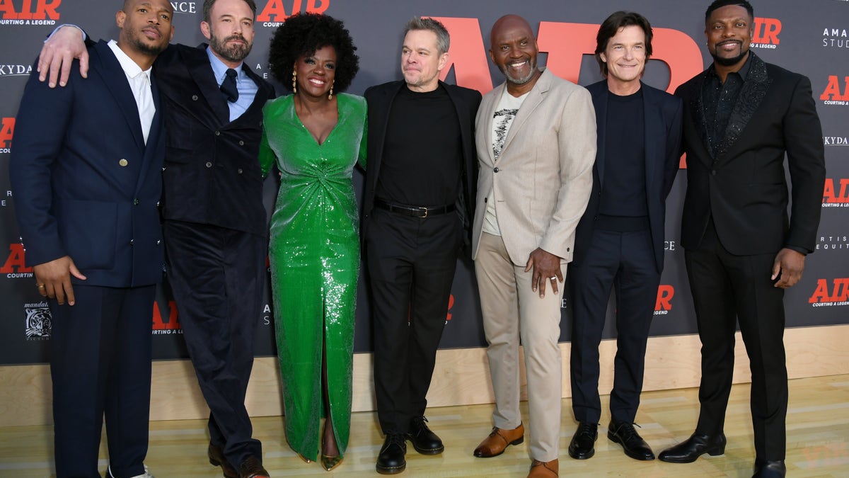 Marlon Wayans, Ben Affleck, Viola Davis, Matt Damon, Julius Tennon, Jason Bateman, and Chris Tucker pose together 