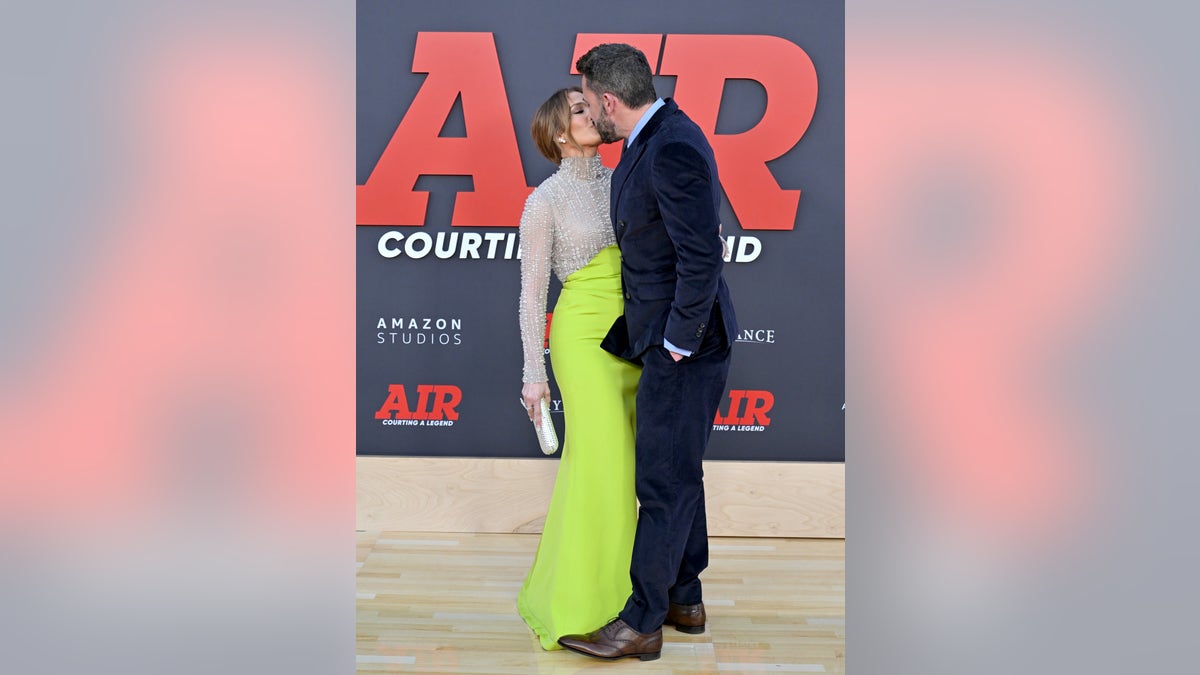 Jennifer Lopez and Ben Affleck kiss on the carpet during "Air" premire