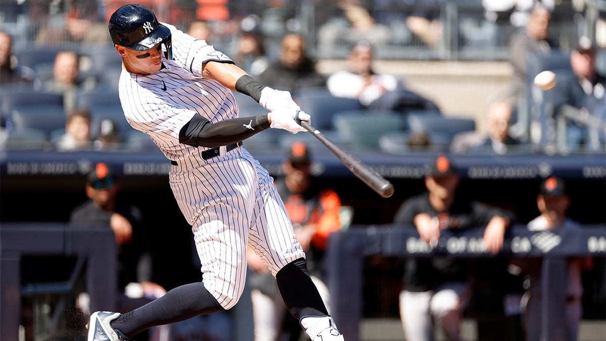 Aaron Judge connects for a solo home run