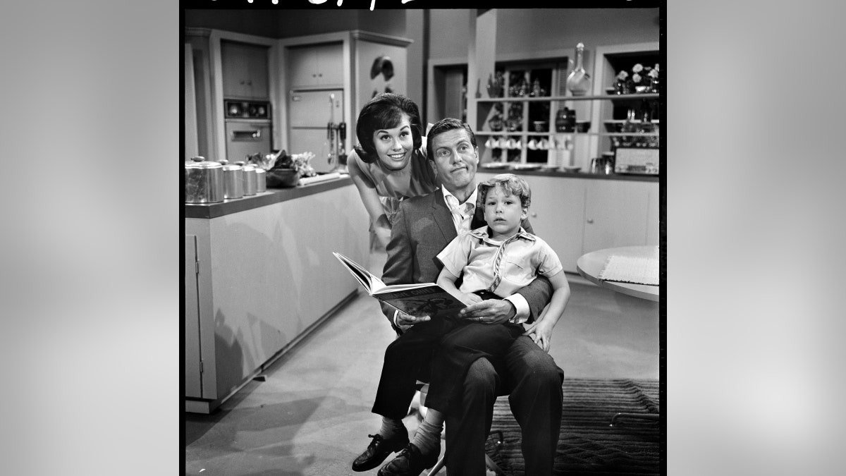black and white of Mary Tyler Moore and Dick Van Dyke on set of the Dick Van Dyke Show