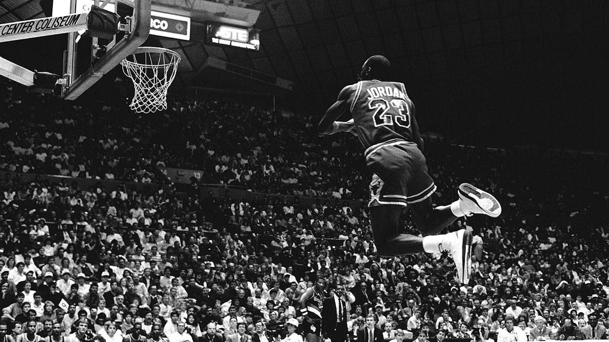 Jordan membanting dunk