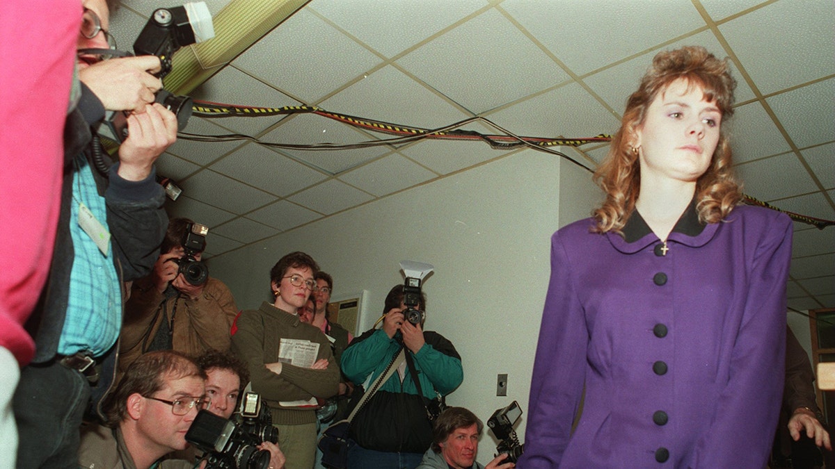 Pamela Smart passes media during husband's murder trial