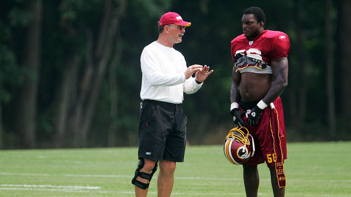 Dale Lindsey talks with a player during training camp in 2004