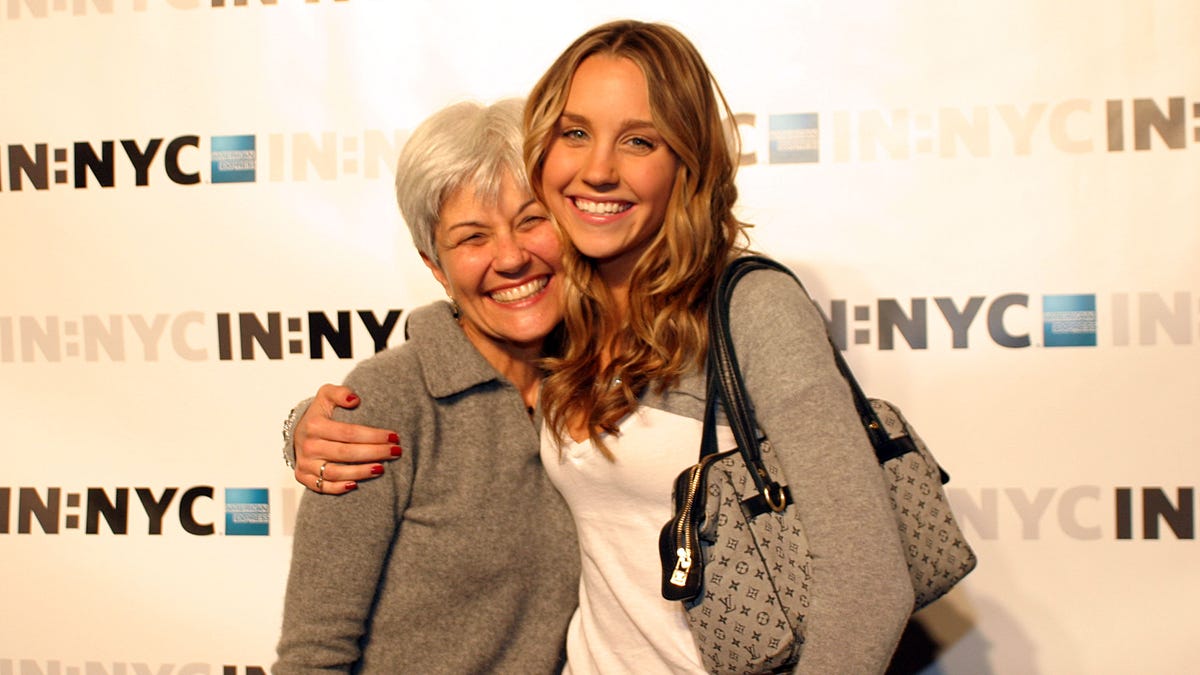 Amanda Bynes with her mom Lynn on a red carpet