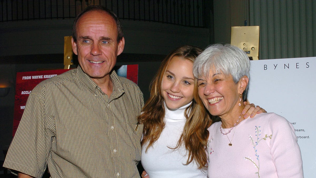 Amanda Bynes in a white shirt with her parents Rick and Lynn Bynes