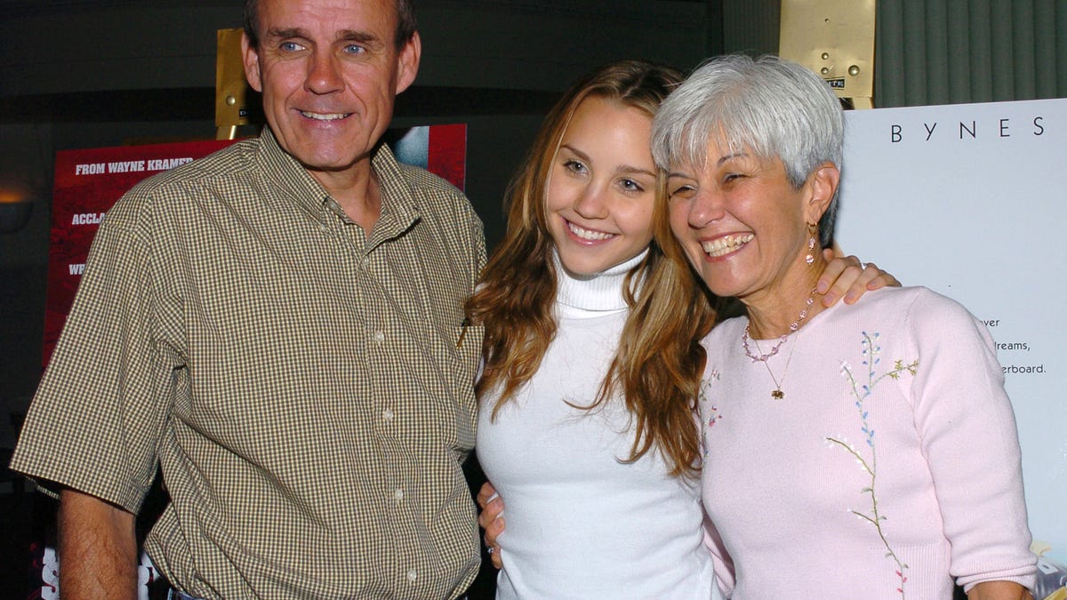 Amanda Bynes in a white shirt with her parents Rick and Lynn Bynes