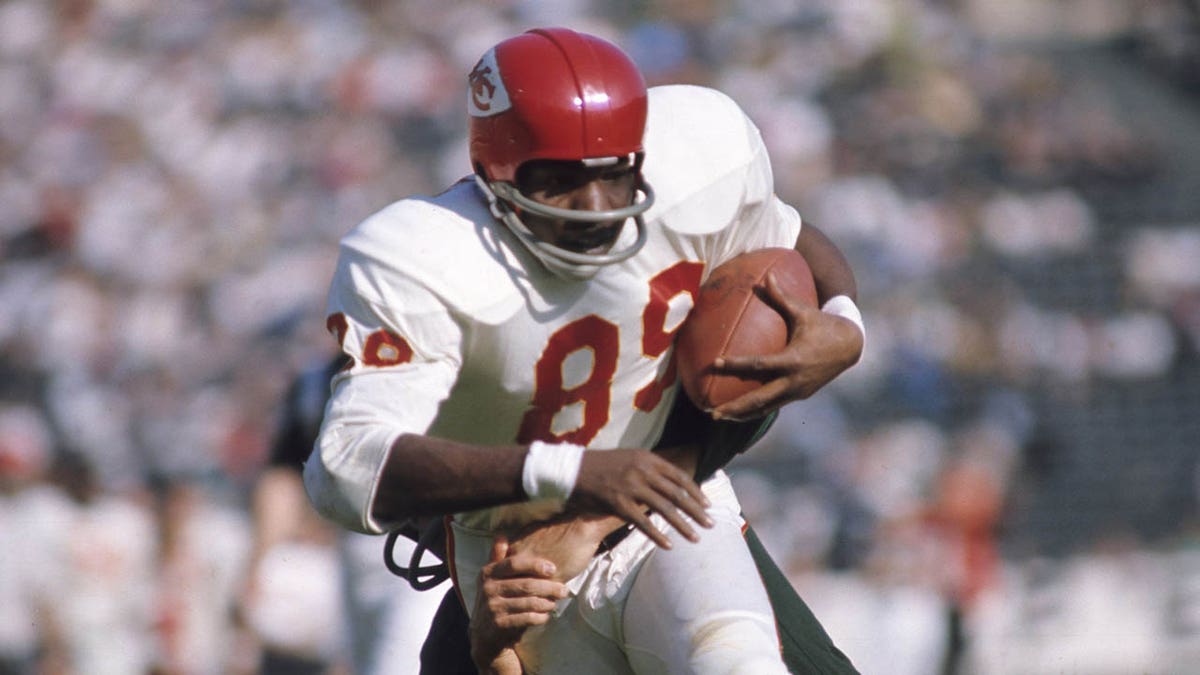 Otis Taylor runs the ball for the Chiefs in Super Bowl 1