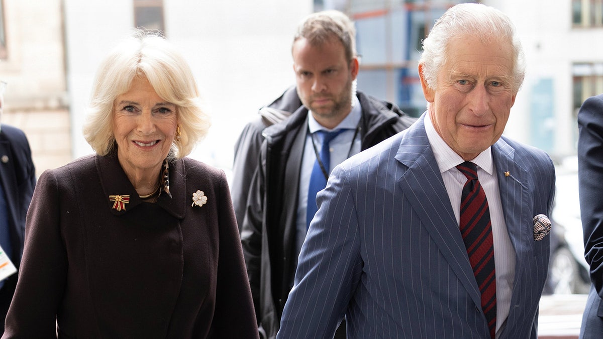 Camilla, the queen consort standing next to King Charles during their state visit to Germanystab