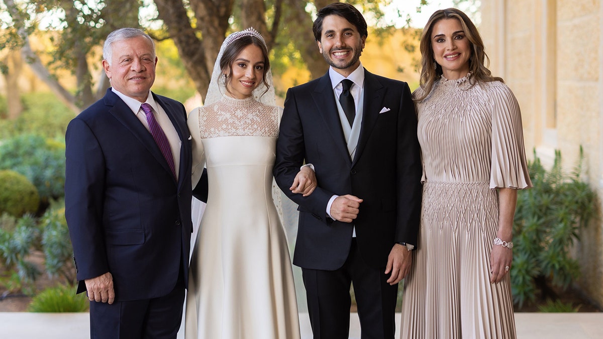 Princes Iman of Jordan posing with her husband and her parents on her wedding day