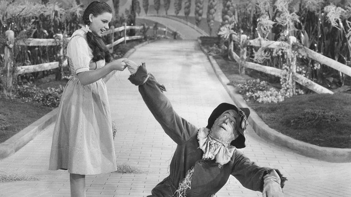 Judy Garland as Dorothy and Ray Bolger as the Scarecrow