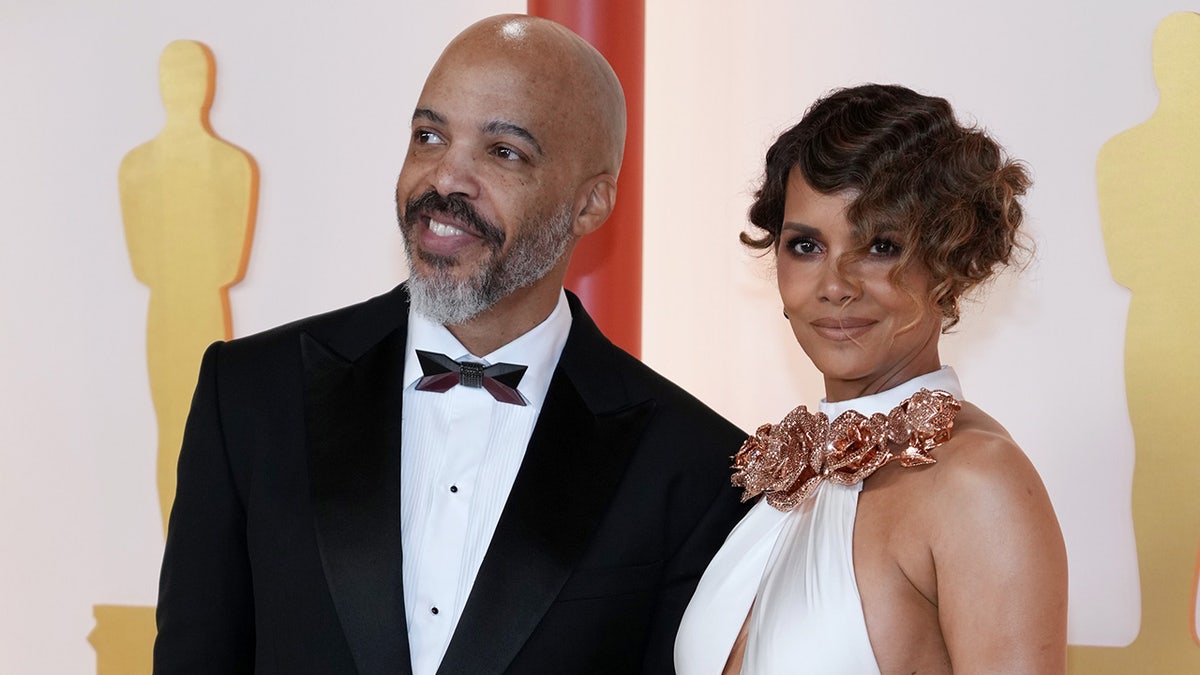 Halle Berry walked with musician boyfriend Van Hunt on the Oscars red carpet.