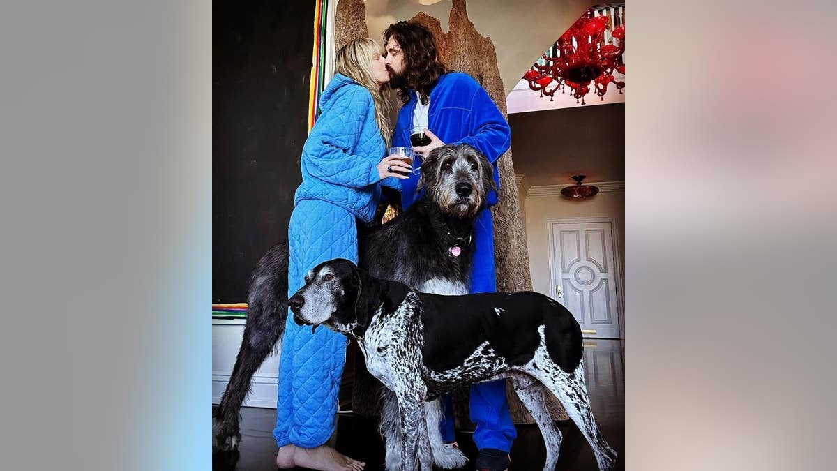 Heidi Klum and husband Tom Kaulitz pose with their two dogs