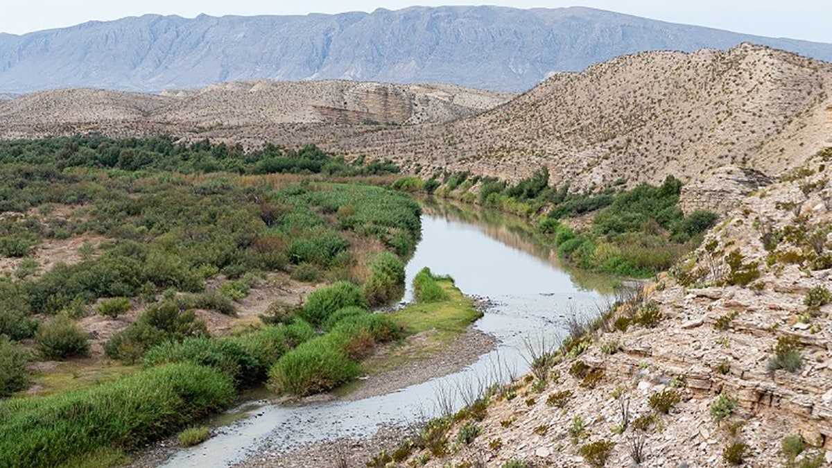 river and desert along Hot Springs Canyon Trail