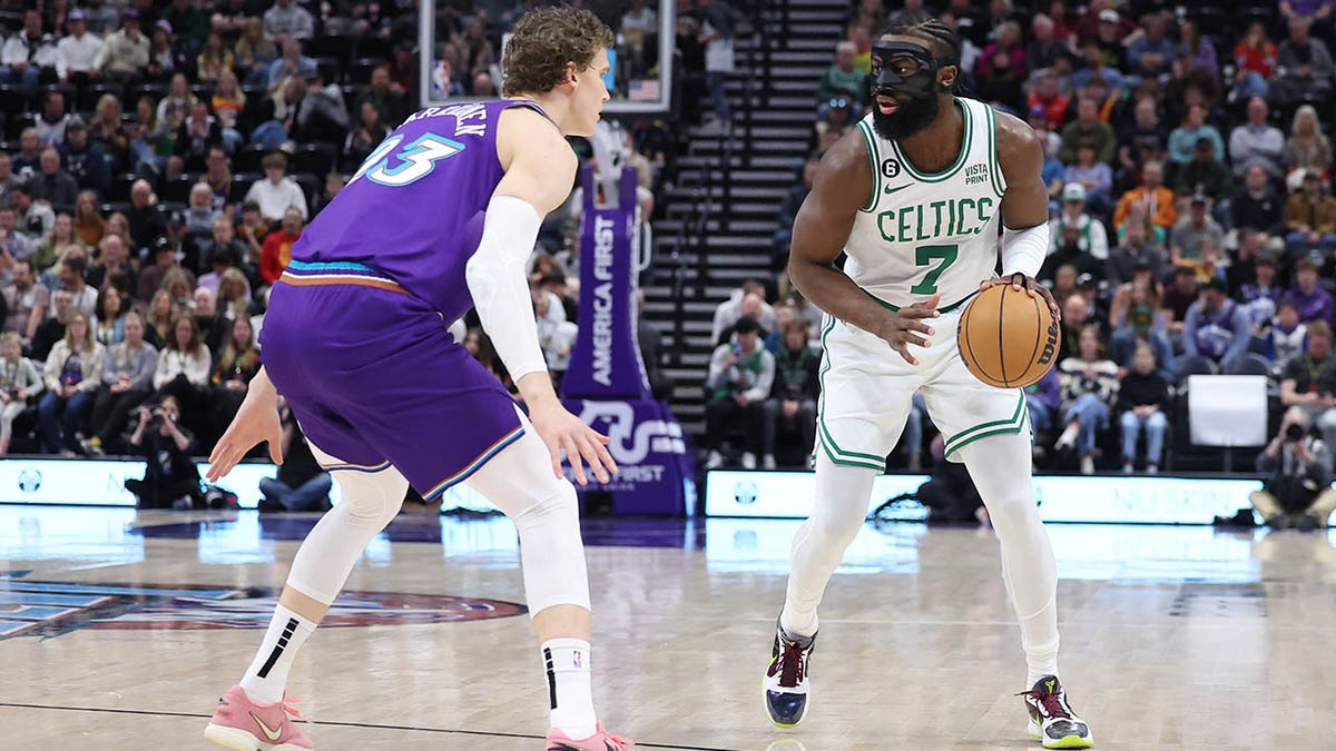 Jaylen Brown takes on Lauri Markkanen