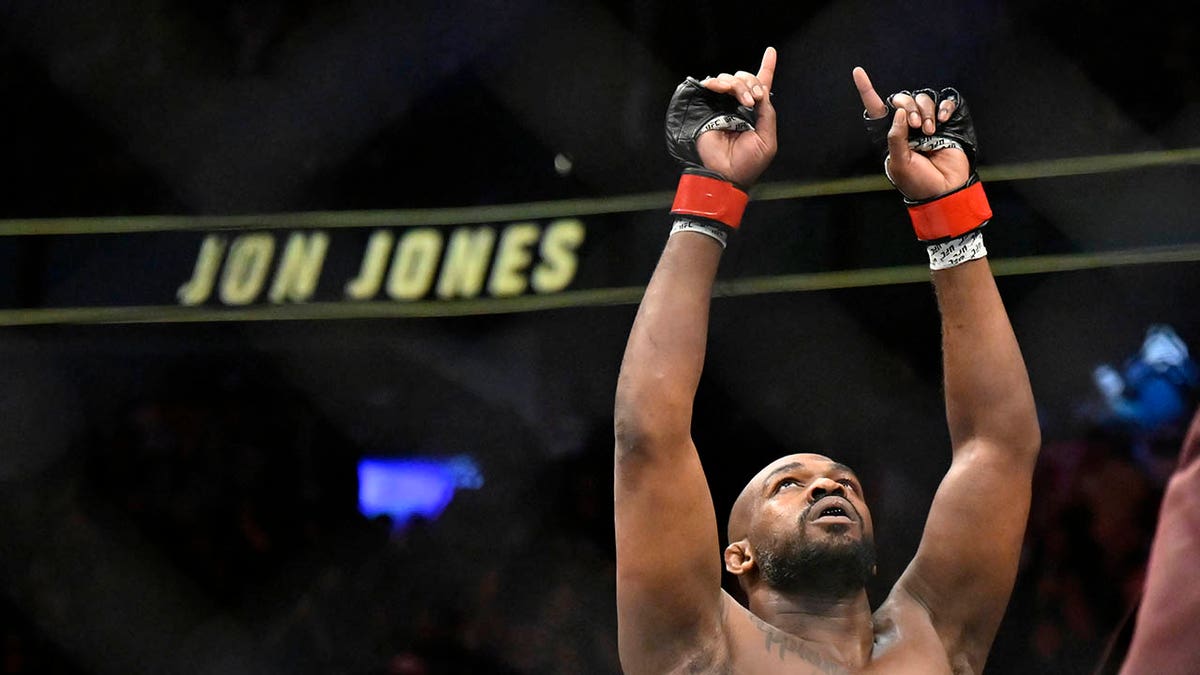 Jon Jones Makes Triumphant Return To UFC, Captures Heavyweight Title ...