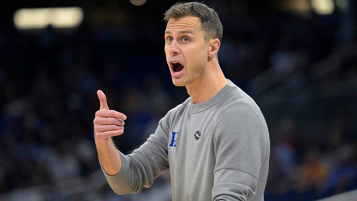 Jon Scheyer coaches