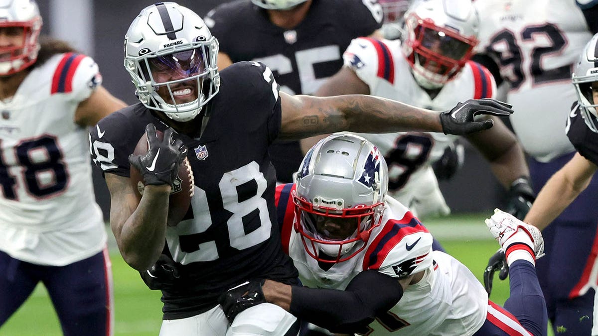 Josh Jacobs avoids tackler