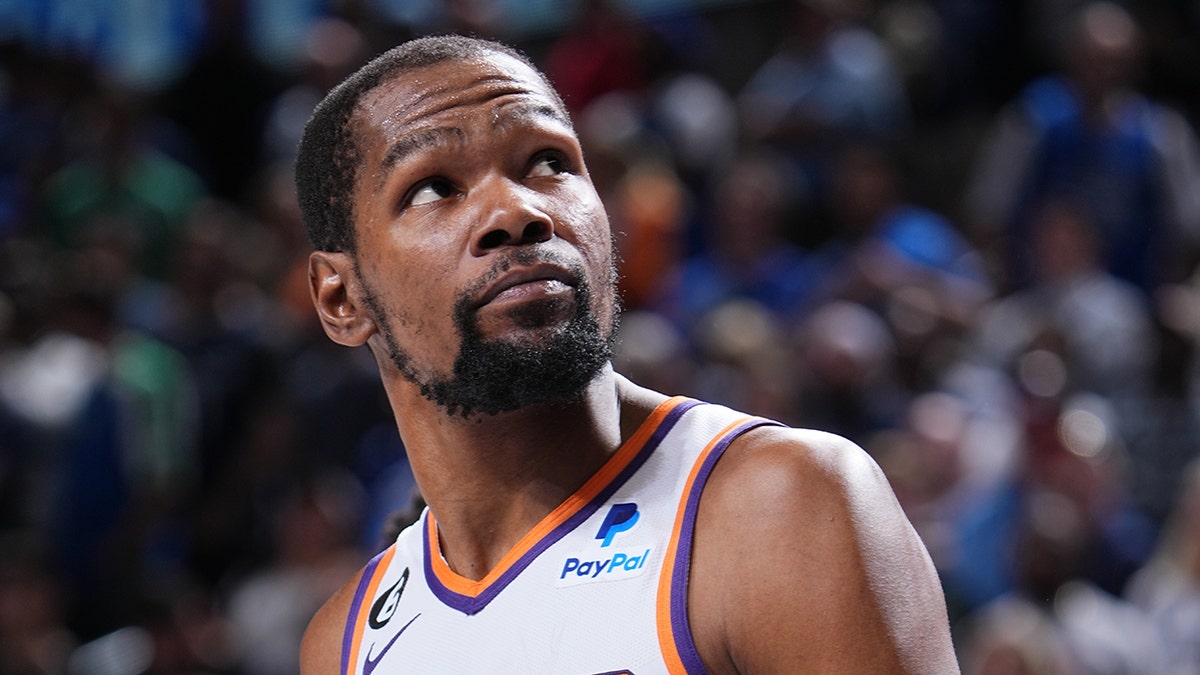 Kevin Durant looks up