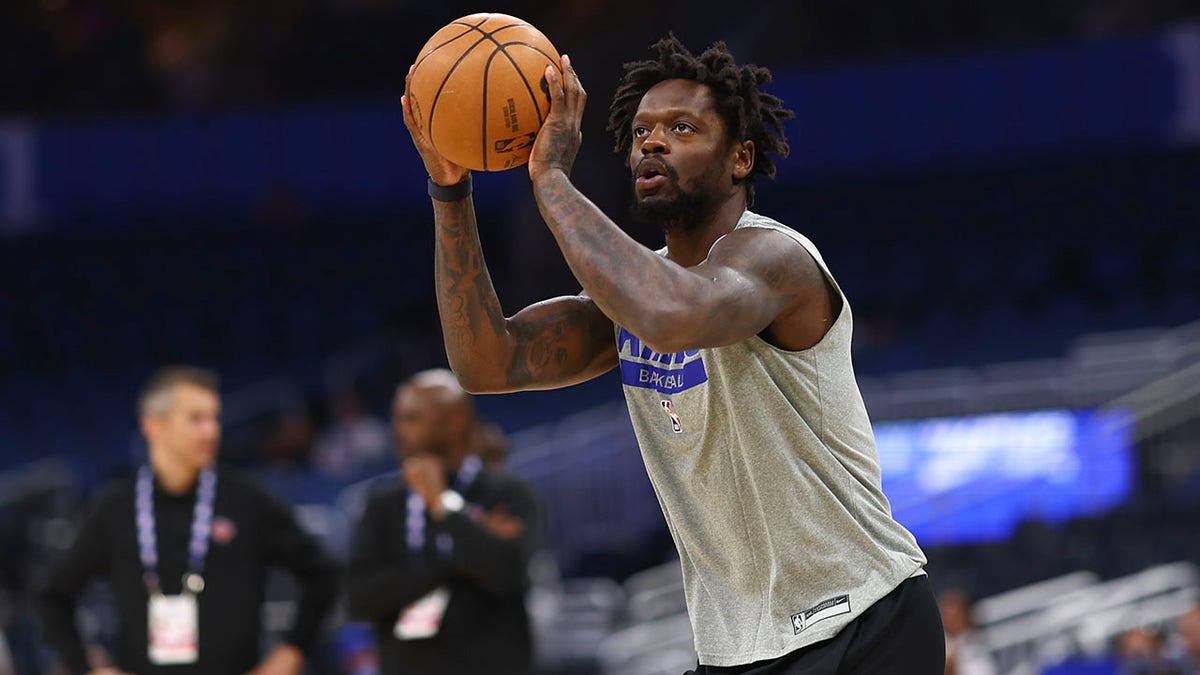 Julius Randle warms up before a game