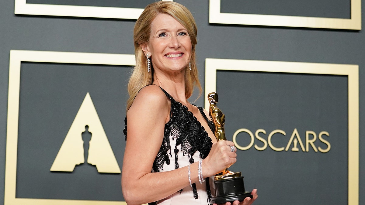 Laura Dern sosteniendo su Oscar, que ganó por su papel en "Historia de un matrimonio" en 2020