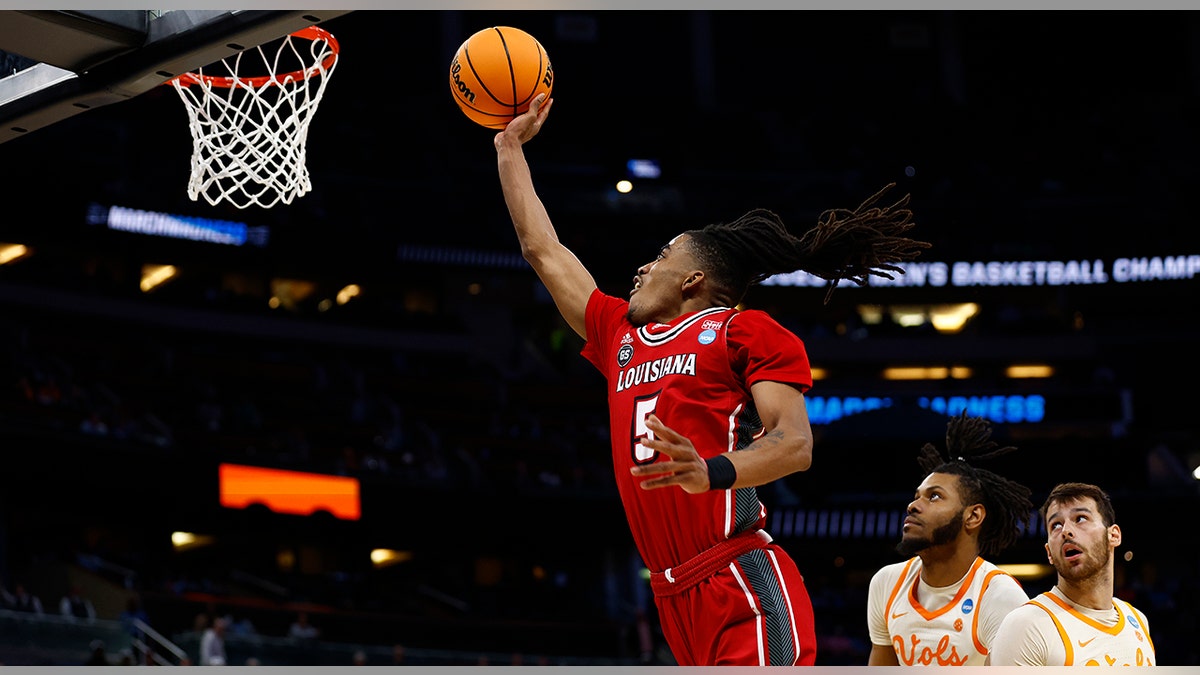 Jalen Dalcourt layup
