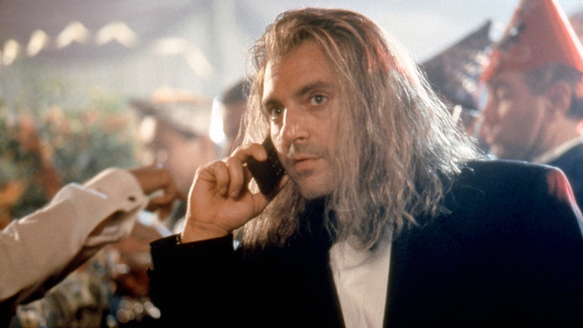 Tom Sizemore wears a long grey wig in Strange Days