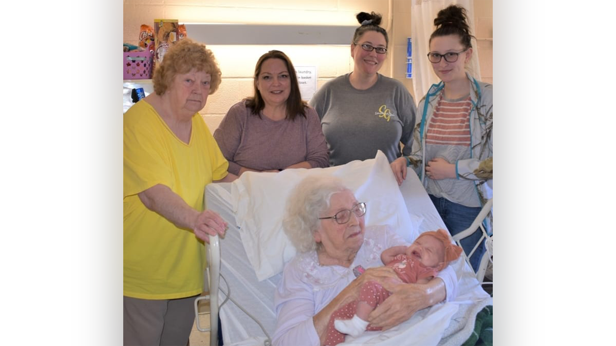 MaeDell Taylor Hawkins surrounded by five of her living descendants