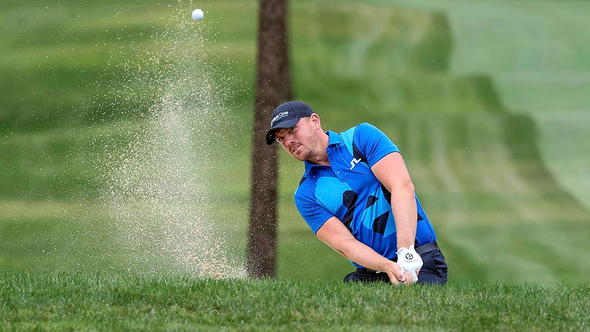 Matt Wallace shoots from the bunker